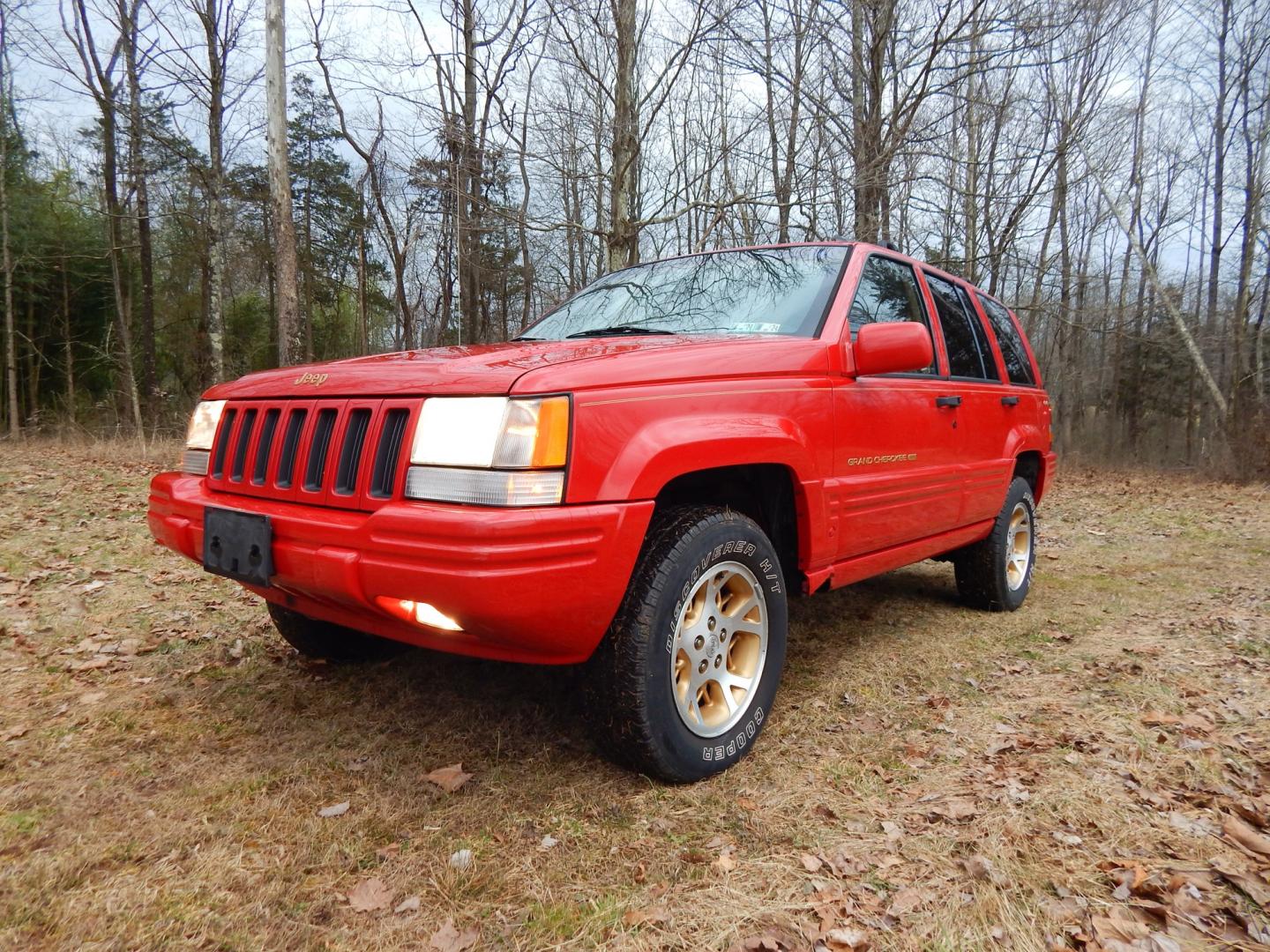 1996 RED /Tan Leather Jeep Grand Cherokee Limited 4WD (1J4GZ78Y6TC) with an 5.2L V8 OHV 16V engine, 4-Speed Automatic Overdrive transmission, located at 6528 Lower York Road, New Hope, PA, 18938, (215) 862-9555, 40.358707, -74.977882 - Here we have a 1996 Jeep Grand Cherokee with a 5.2L V8 putting power to a 4x4 automatic transmission. Options include: tan leather with wood trim, heat/AC, AM/FM/CD/TAPE radio, tilt steering wheel, cruise control, heated front seat, moon roof, power windows/locks/mirrors, roof rack, fog lights, tow - Photo#0